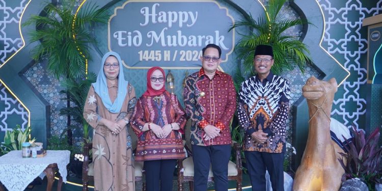 Wakil Ketua DPW LDII Jawa Timur Maun (kanan) hadiri halalbihalal Pemprov Jatim di Grahadi, Kamis (18/4). Dok: LINES.