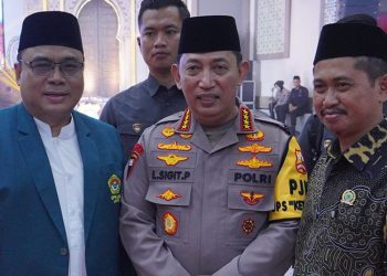 Ketua DPW LDII Jawa Timur KH Moch Amrodji Konawi (kiri) bersama Kapolri Sulistyo Sigit Probowo seusai Safari Ramadan di Mapolda Jatim, Kamis (4/4). Dok: LINES.