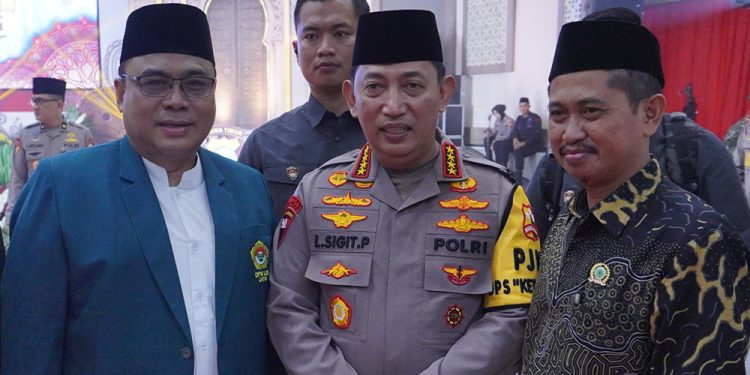 Ketua DPW LDII Jawa Timur KH Moch Amrodji Konawi (kiri) bersama Kapolri Sulistyo Sigit Probowo seusai Safari Ramadan di Mapolda Jatim, Kamis (4/4). Dok: LINES.