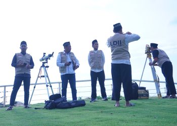 TIm rukyatul hilal DPW LDII Jawa Timur pantau hilal di Markaz Tanjung Kodok, Kan=bupaten Lamongan, Selasa (9/4).Dok: LINES.