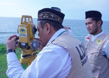 Tim rukyatul hilal DPW LDII Jatim pantau hilal di Markaz Tanjung Kodok, Lamongan, Selasa (9/4). Dok: LINES.