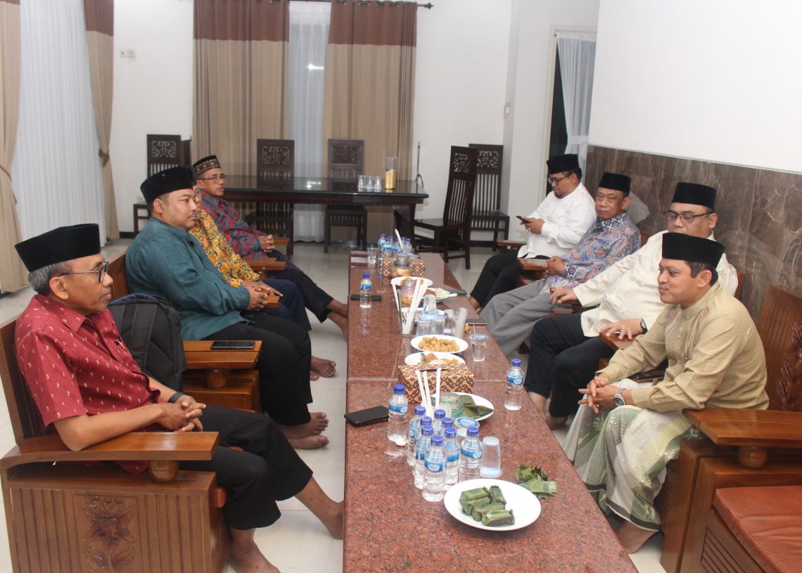 Dr Ahmad Ali MD berbincang-bincang dengan pengurus DPW LDII Jawa Timur di Wisma Tamu DPW LDII Jatim. Dok: LINES.