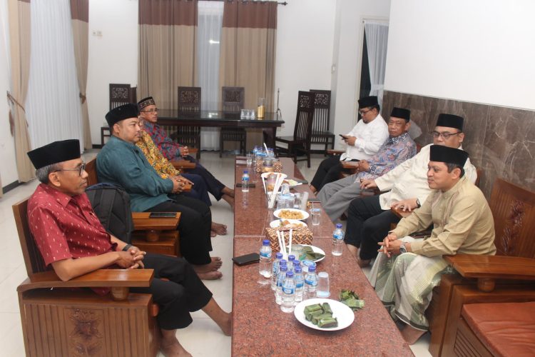 Dr Ahmad Ali MD berbincang bincang dengan pengurus DPW LDII Jawa Timur di Wisma Tamu DPW LDII Jatim Dok LINES