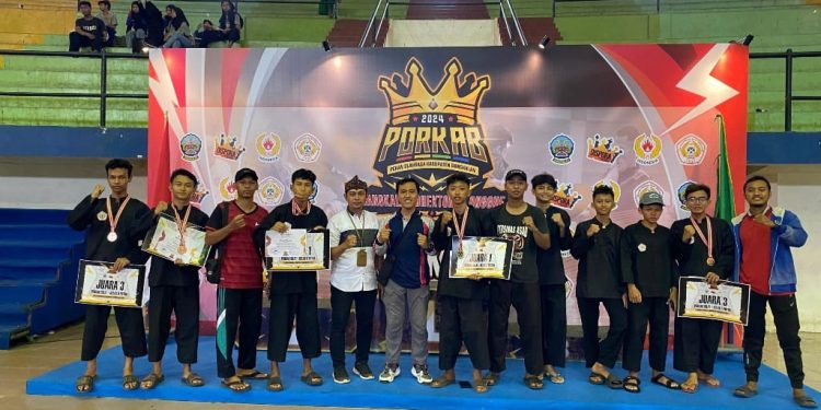 Atlet Persinas ASAD Bangkalan meraih medali pada cabang olahraga (cabor) Pencak Silat di Pekan Olahraga Kabupaten (Porkab) 2024, Rabu (8/5). Dok: LINES.
