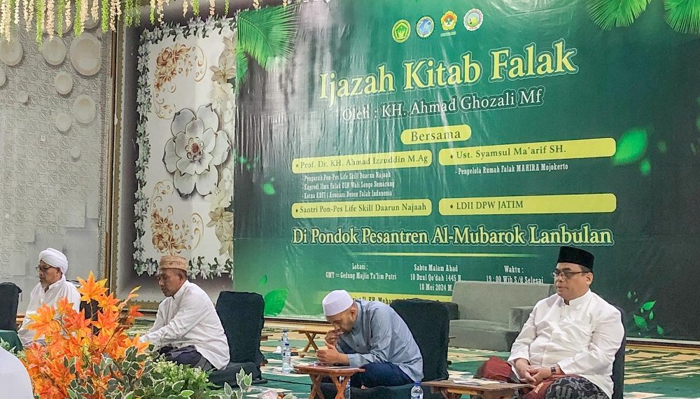 Ijazah Kitab Falak KH Ahmad Ghozali Mf | LDII JAWA TIMUR Ketua DPW LDII Jawa Timur KH Moch Amrodji Konawi kanan menghadiri penerimaan Ijazah Kitab Falak KH Ahmad Ghozali Mf di Ponpes Al Barokah Lanbulan Sampang Madura Sabtu 185 Dok LINES