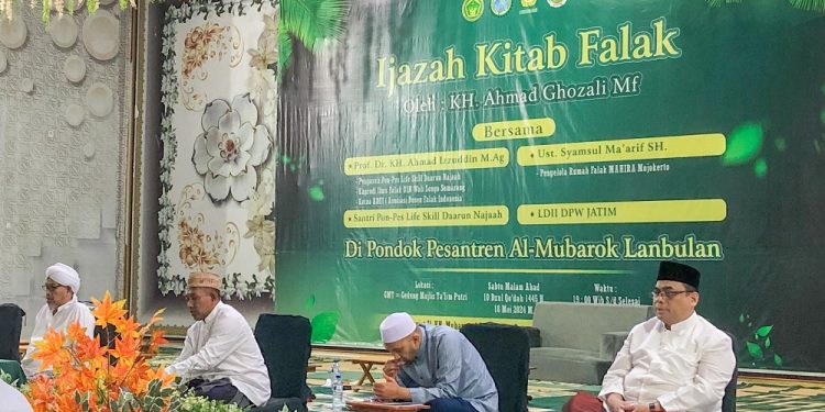 Ketua DPW LDII Jawa Timur KH Moch. Amrodji Konawi (kanan) menghadiri penerimaan Ijazah Kitab Falak KH Ahmad Ghozali Mf di Ponpes Al Barokah Lanbulan, Sampang Madura, Sabtu (18/5). Dok: LINES.