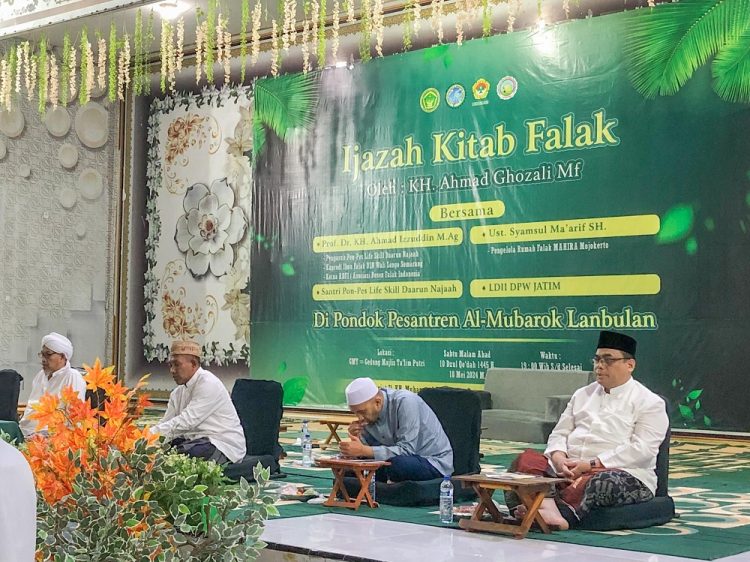 Ketua DPW LDII Jawa Timur KH Moch Amrodji Konawi kanan menghadiri penerimaan Ijazah Kitab Falak KH Ahmad Ghozali Mf di Ponpes Al Barokah Lanbulan Sampang Madura Sabtu 185 Dok LINES