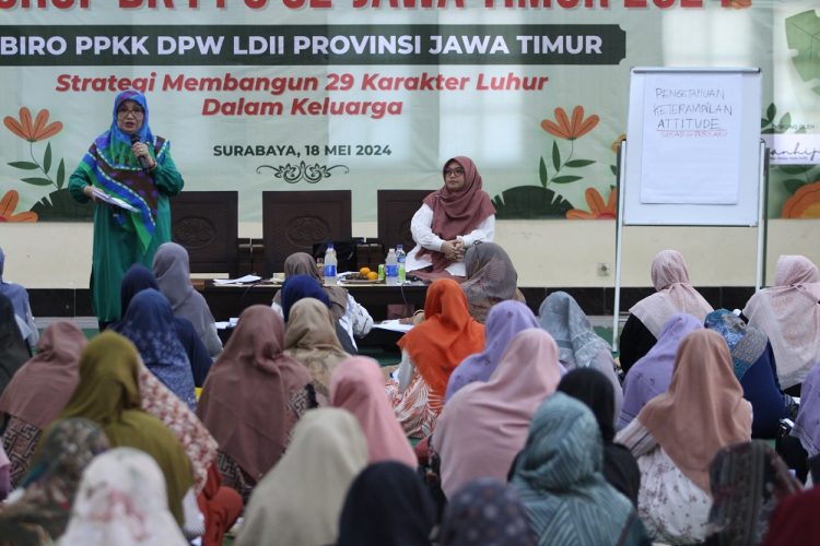 Pengurus DPP LDII Departemen Pendidikan Umum dan Pelatihan PUP Nana Maznah Zubir menjadi salah satu narasumber workshop strategi membagun 29 karakter luhur di dalam keluarga Dok LINES