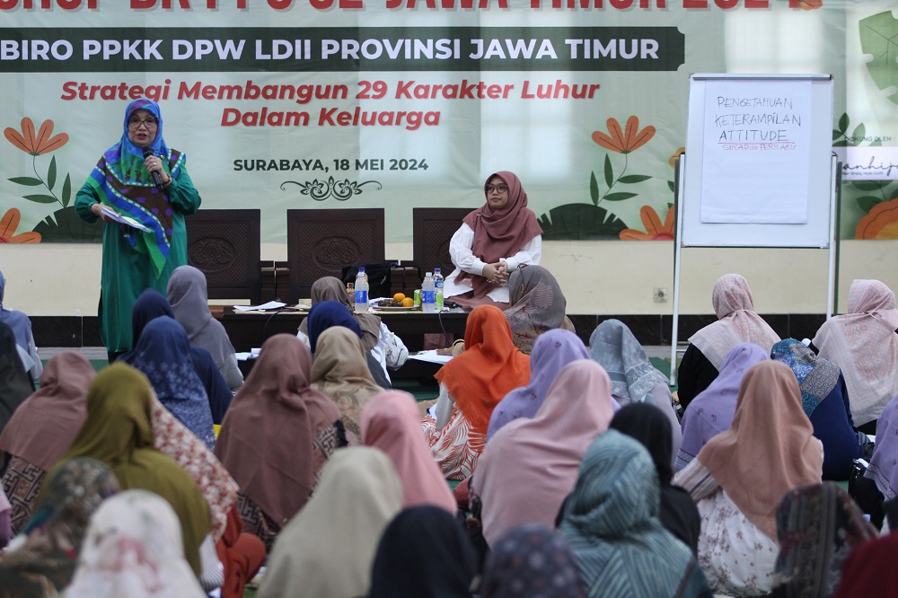 Pengurus DPP LDII Departemen Pendidikan Umum dan Pelatihan (PUP) Nana Maznah Zubir menjadi salah satu narasumber workshop strategi membagun 29 karakter luhur di dalam keluarga. Dok: LINES.
