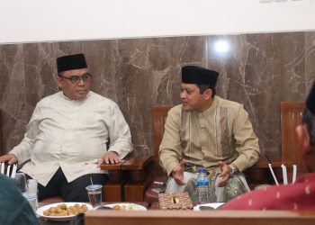 Cendikiawan muslim Dr Ahmad Ali MD (kanan) bersama Ketua DPW LDII Jawa Timur KH Moch Amrodji Konawi di Wisma Tamu DPW LDII Jawa Timur, Selasa (22/5). Dok: LINES.