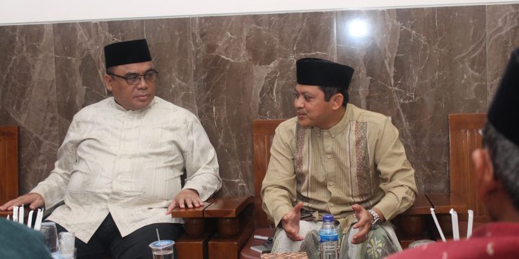 Cendikiawan muslim Dr Ahmad Ali MD (kanan) bersama Ketua DPW LDII Jawa Timur KH Moch Amrodji Konawi di Wisma Tamu DPW LDII Jawa Timur, Selasa (22/5). Dok: LINES.