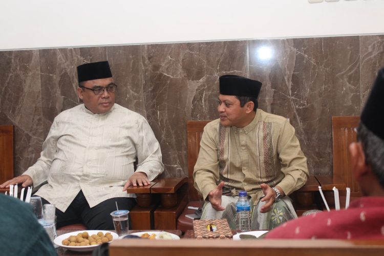 Cendikiawan muslim Dr Ahmad Ali MD kanan bersama Ketua DPW LDII Jawa Timur KH Moch Amrodji Konawi di Wisma Tamu DPW LDII Jawa Timur Selasa 225 Dok LINES