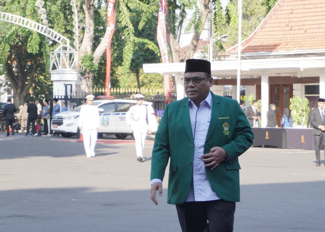 Ketua DPW LDII Jawa Timur KH Moch Amrodji Konawi bergegas memasuki halaman Gedung Negara Grahadi Surabaya untuk mengikuti upacara peringatan Hari Kebangkitan Nasional (Harkitnas). Dok: LINES.