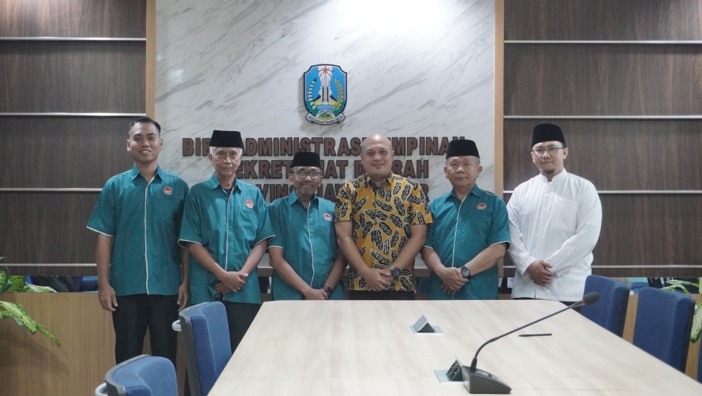 Kepala Biro Administrasi Pimpinan Setda Provinsi (Adpim Setdaprov) Pulung Chausar bersama Pengprov persinas ASAD Jawa Timur. Dok: LINES.