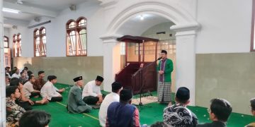 Cendikiawan muslim Nahdlatul Ulama NU Dr Ahmad Ali MD mengisi tausiyah bada shalat Jumat di Pondok Pesantren Ponpes Wali Barokah Kediri Jumat 245 Dok LINES