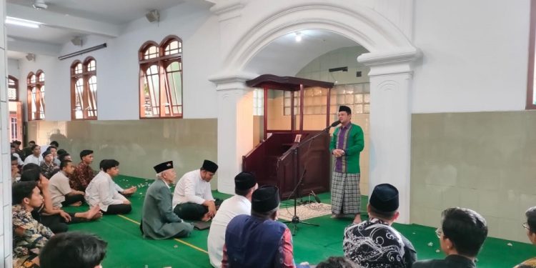 Cendikiawan muslim Nahdlatul Ulama (NU) Dr Ahmad Ali MD mengisi tausiyah ba’da shalat Jumat di Pondok Pesantren (Ponpes) Wali Barokah, Kediri, Jumat (24/5). Dok: LINES.