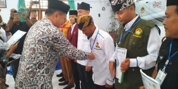 Plt Kepala Dinas Kesehatan Kabupaten Banyuwangi Amir Hidayat sematkan tanda peserta pelatihan Pertolongan Pertama pada Gawat Darurat PPGD di Aula Nurul Huda Kelurahan Karangrejo Banyuwangi Kamis 235 Dok LINES