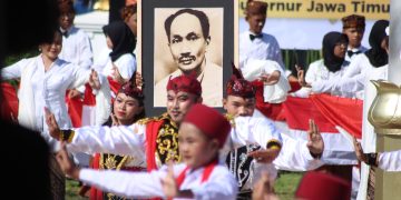 Para pelajar menampilkan Tarian Remo sambil membawa foto tokoh pendiri Budi Utomo Dr Soetomo pada peringatan Hari Kebangkitan Nasional Harkitnas di Halaman Gedung Negara Grahadi Surabaya Senin 205 Dok LINES
