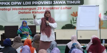 Ketua DPP LDII Departemen Pemberdayaan Perempuan dan Kesejahteraan Keluarga PPKK Siti Nurannisa menjadi salah satu narasumber workshop strategi membagun 29 karakter luhur di dalam keluarga yang diselenggarakan DPW LDII Jatim di Ponpes Sabilurrosyidin Surabaya Sabtu 185 Dok LINES