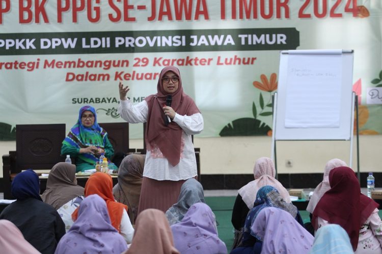 Ketua DPP LDII Departemen Pemberdayaan Perempuan dan Kesejahteraan Keluarga PPKK Siti Nurannisa menjadi salah satu narasumber workshop strategi membagun 29 karakter luhur di dalam keluarga yang diselenggarakan DPW LDII Jatim di Ponpes Sabilurrosyidin Surabaya Sabtu 185 Dok LINES