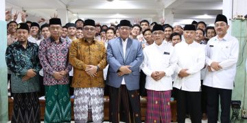 Ketua MUI Jawa Timur KH Ahsanul Haq tengah bersama para santri didampingi Pengurus DPW LDII Jatim dan Pengasuh Ponpes Al Ubaidah Kertosono Nganjuk Selasa 145 Dok LINES