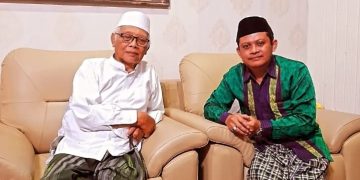 Peneliti Nahdlatul Ulama NU Ahmad Ali MD kanan bersama Ketum MUI Pusat KH Anwar Iskandar di Pondok Pesantren Al Amien Kediri Jawa Timur Jumat 245 Dok LINES