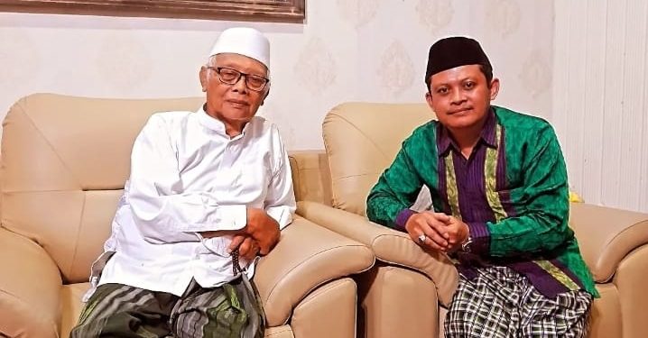 Peneliti Nahdlatul Ulama (NU) Ahmad Ali MD (kanan) bersama Ketum MUI Pusat KH Anwar Iskandar di Pondok Pesantren Al Amien Kediri Jawa Timur, Jumat (24/5). Dok: LINES.