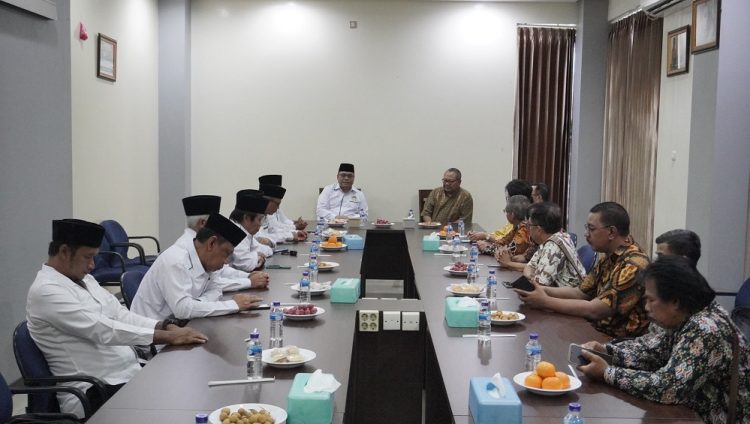 Jajaran DPW LDII Jawa Timur menerima kunjungan Komisi Pengembangan Hubungan Umat Beragama dan Bermasyarakat PHUBB Keuskupan Surabaya pada Rabu 15 Dok LINES