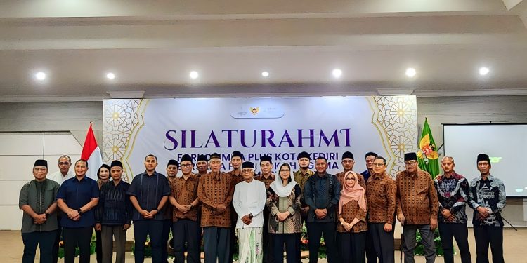Pengurus FKUB Kota Kediri masa bakti 2024-2029 dilantik PJ Wali Kota Kediri Zanariah, di ruang Jayabaya, Balai Kota Kediri, Jawa Timur pada Senin (13/5). Dok: LINES.