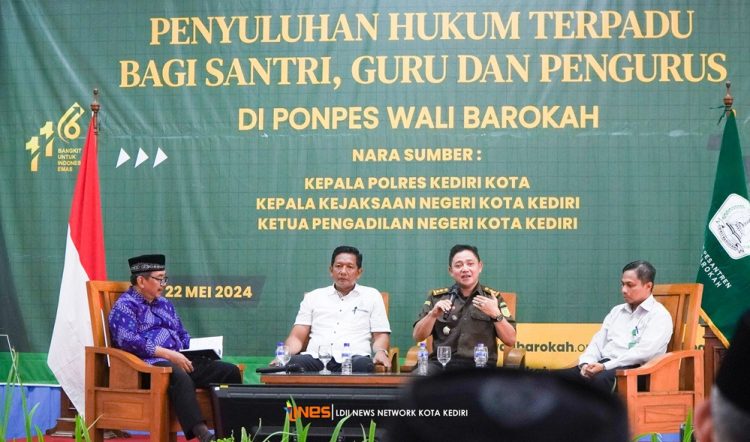 ponpes wali barokah penyuluhan hukum terpadu | LDII JAWA TIMUR Ponpes Wali Barokah dan LDII Kota Kediri menggelar Penyuluhan Hukum Terpadu kepada ratusan santri guru dan pengurus Ponpes Wali Barokah Kediri Rabu 225 Dok LINES