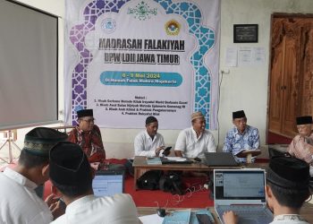 Ketua DPW LDII Jawa Timur KH Moch Amrodji Konawi beserta jajaran mengamati proses belajar di Rumah Falak Markaz Hisab Rukyat (MAHIRA) Mojokerto, pada Rabu (8/5). Dok: LINES.