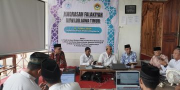 Ketua DPW LDII Jawa Timur KH Moch Amrodji Konawi beserta jajaran mengamati proses belajar di Rumah Falak Markaz Hisab Rukyat MAHIRA Mojokerto pada Rabu 85 Dok LINES