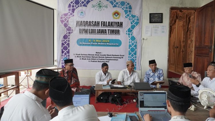 Ketua DPW LDII Jawa Timur KH Moch Amrodji Konawi beserta jajaran mengamati proses belajar di Rumah Falak Markaz Hisab Rukyat MAHIRA Mojokerto pada Rabu 85 Dok LINES