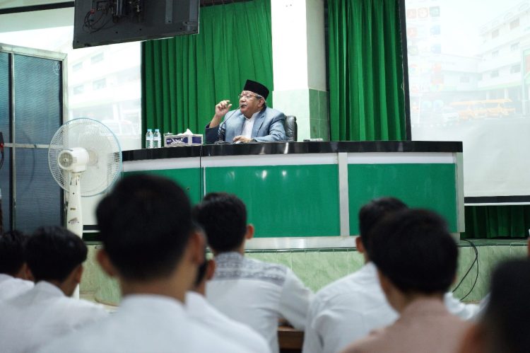 Ketua MUI Jawa Timur KH Ahsanul Haq (tengah) mengisi tausiyah kebangsaan para santri di Ponpes Al Ubaidah Kertosono, Nganjuk, Selasa (14/5). Dok: LINES.
