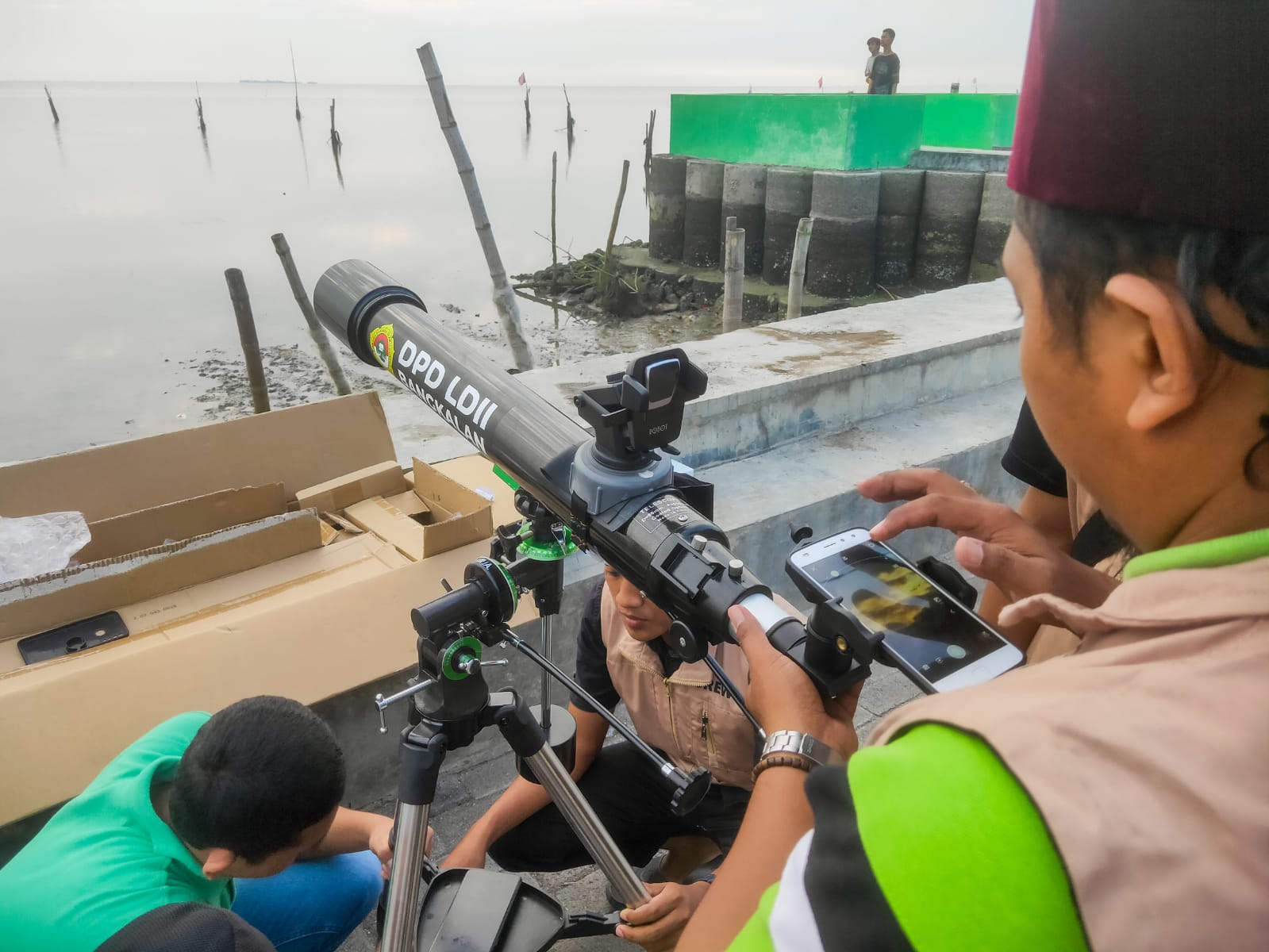 Tim Rukyatul Hilal LDII Bangkalan mempersiapkan alat bantu teropong untuk memantau hilal, Jumat (7/6). Dok: LINES.