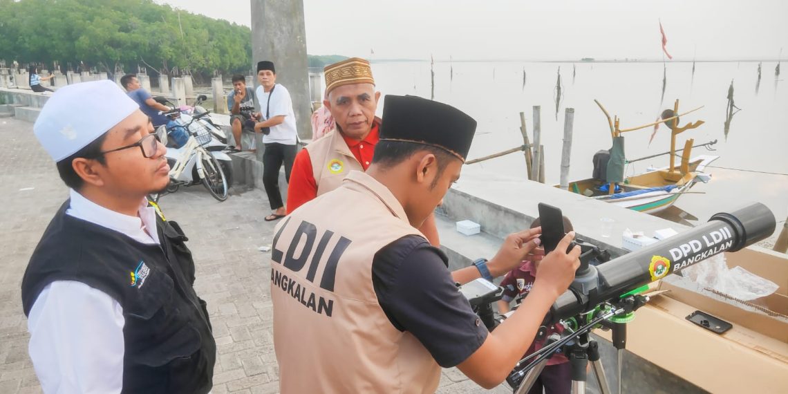 LDII bersama Kemenag Bangkalan melakukan pengamatan hilal awal Zulhijah 1445 H di Pantai Gebang Bangkalan pada Jumat 76 sore Dok LINES