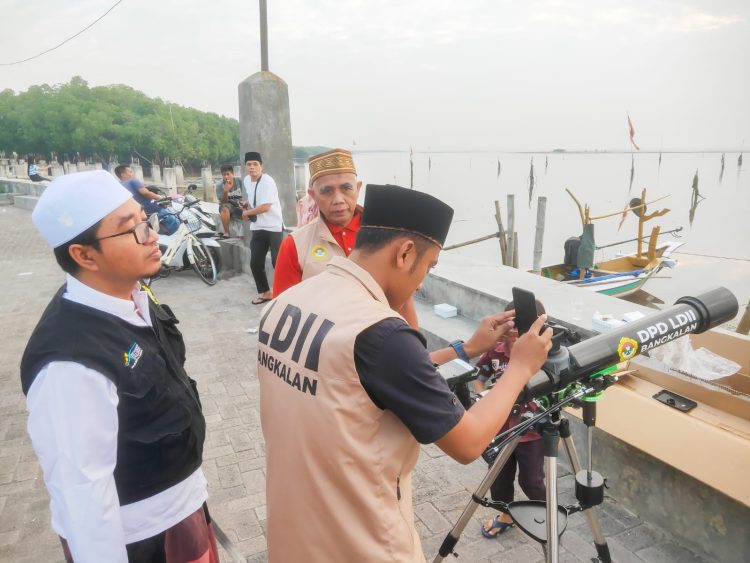 LDII bersama Kemenag Bangkalan melakukan pengamatan hilal awal Zulhijah 1445 H di Pantai Gebang Bangkalan pada Jumat 76 sore Dok LINES