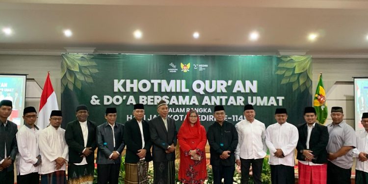 Pemerintah Kota (Pemkot) Kediri menggelar Khotmil Quran dan Doa Bersama. Kegiatan tersebut dihadiri Ormas Islam dan antarumat beragama, di Ruang Jayabaya Pemkot Kediri, pada Rabu (12/6). Dok: LINES.