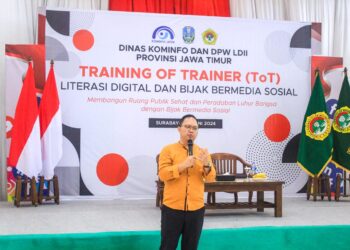 Ketua Tim Kerja Kemitraan Komunikasi Publik Kominfo Jatim Eko Setiawan mengisi materi didepan para Pemuda LDII pada kegiatan TOT Literasi Digital dan Bijak Bermedia Sosial di Aula Ponpes Sabilurrosyidin Annur, Gayungan, Surabaya, Sabtu (29/6).