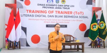 Ketua Tim Kerja Kemitraan Komunikasi Publik Kominfo Jatim Eko Setiawan mengisi materi didepan para Pemuda LDII pada kegiatan TOT Literasi Digital dan Bijak Bermedia Sosial di Aula Ponpes Sabilurrosyidin Annur Gayungan Surabaya Sabtu 296