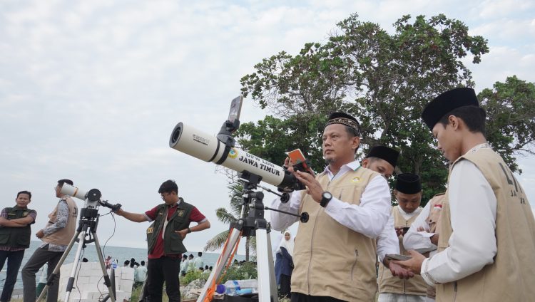 Tim Rukyatul Hilal LDII Jawa Timur memantau hilal awal Zulhijah 1445 H di Markaz Tanjung Kodok Lamongan Jumat 76 Dok LINES
