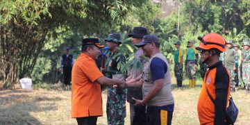 Bupati Jember Hendy Siswanto menyerahkan bibit pohon pada relawan sebelum melakukan aksi peduli lingkungan bersih bersih sungai Bedadung Kecamatan Kaliwates pada Sabtu 207 Dok LINES