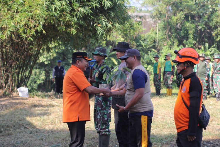 Bupati Jember Hendy Siswanto menyerahkan bibit pohon pada relawan sebelum melakukan aksi peduli lingkungan bersih bersih sungai Bedadung Kecamatan Kaliwates pada Sabtu 207 Dok LINES