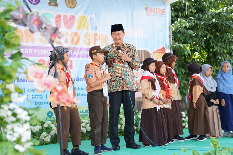 Bupati Lamongan Yuhronur Efendi yang juga menjabat Kamabicab Gerakan Pramuka Lamongan, membuka Festival Anak SAKO SPN dan Bazar Pemuda LDII, Sabtu (13/7). Dok: LINES.
