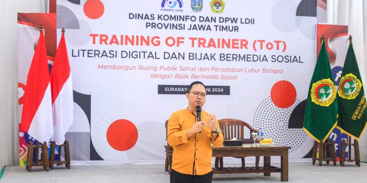 Ketua Tim Kerja Kemitraan Komunikasi Publik Kominfo Jatim Eko Setiawan mengisi materi didepan para Pemuda LDII pada kegiatan TOT Literasi Digital dan Bijak Bermedia Sosial di Aula Ponpes Sabilurrosyidin Annur, Gayungan, Surabaya, Sabtu (29/6).