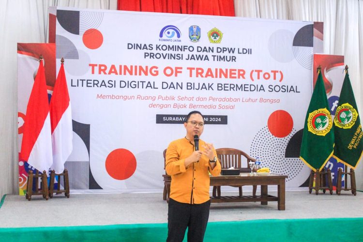 Ketua Tim Kerja Kemitraan Komunikasi Publik Kominfo Jatim Eko Setiawan mengisi materi didepan para Pemuda LDII pada kegiatan TOT Literasi Digital dan Bijak Bermedia Sosial di Aula Ponpes Sabilurrosyidin Annur Gayungan Surabaya Sabtu 296