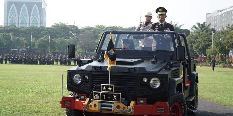 Kapolda Jawa Timur Irjen Pol Imam Sugianto saat cek kesiapan pasukan pada peringatan HUT ke-78 Bhayangkara di lapangan upacara Polda Jatim, Senin (1/7). Dok: LINES.