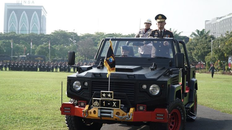 Kapolda Jawa Timur Irjen Pol Imam Sugianto saat cek kesiapan pasukan pada peringatan HUT ke 78 Bhayangkara di lapangan upacara Polda Jatim Senin 17 Dok LINES