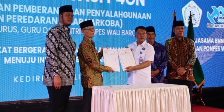 Badan Narkotika Nasional (BNN) Kota Kediri dan Pondok Pesantren (Ponpes) Wali Barokah menandatangani perjanjian kerja sama (MoU) terkait pencegahan narkoba pada Rabu (17/7). Dok: LINES.