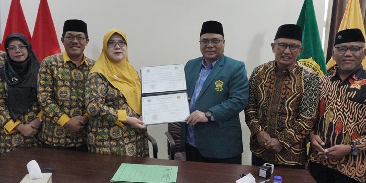 DPW LDII Jawa Timur jalin kerjasama STIEKN Jayanegara Tamansiswa terkait program Rekognisi Pembelajaran Lampau (RPL). Penandatangan Nota Kesepahaman tersebut ditandatangani di Kantor DPW LDII Jawa Timur, Senin (1/7). Dok: LINES.